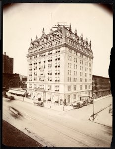 The Hotel Navarre、7th Avenue and 38th Street、New York、1908（silver gel print）