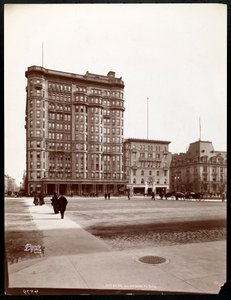 59番街と5番街にあるホテルサボイ、ニューヨーク、セントラルパークの入り口からの眺め、1898年（銀ゼラチンプリント） 作： Byron Company