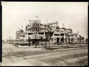 ホテルシェルバーンアットシーブリーズアベニューとオーシャンパークウェイ、コニーアイランド、ニューヨーク、1913年頃（銀ゼラチンプリント） 作： Byron Company