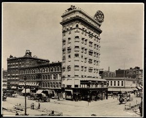 The Pabst Hotel、42nd Street、Broadway and 7th Avenue、ニューヨーク、1919（銀ゼラチンプリント） 作： Byron Company