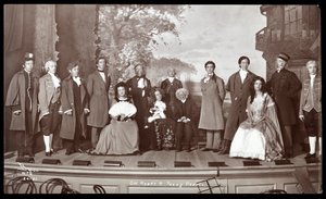 ニューヨークのバーナードカレッジで上演された、The Old Heads and Young Heartsというタイトルのアマチュア作品のキャスト（シルバーゼラチンプリント）