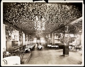 1915年、ニューヨークのホテルドルフィンのダイニングルーム（銀ゼラチンプリント） 作： Byron Company