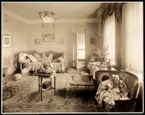 1925年にホテルマジェスティックのスイート1047の応接室（銀ゼラチンプリント） 作： Byron Company