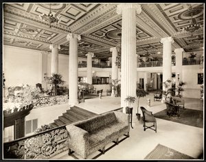 1916年にニュージャージー州ニューアークにあるロバートトリートホテルの入り口とロビー（シルバーゼラチンプリント） 作： Byron Company