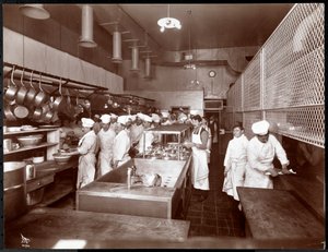 フィラデルフィアリッツカールトンホテルのキッチン、1913年（シルバーゼラチンプリント）