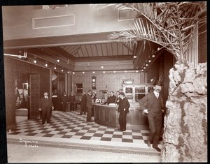 ホテルビクトリアのロビーと登録デスク、1900年または1901年（銀ゼラチンプリント）
