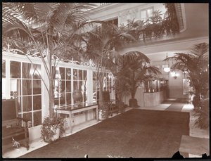 ザ・リッツ・カールトンホテルのロビーと登録デスク、1910年頃（シルバーゼラチンプリント） 作： Byron Company