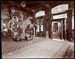 ホテルビクトリアのロビー、1901年または1902年（銀ゼラチンプリント） 作： Byron Company