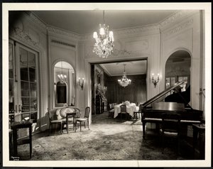 ホテルセントレジスのルイ16世スイートの音楽室、1937年（銀ゼラチンプリント）