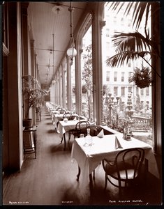 パークアベニューホテルのベランダ、1901年または1902年（シルバーゼラチンプリント） 作： Byron Company