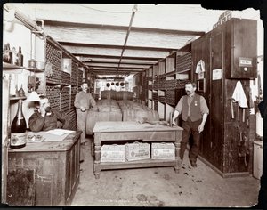 ホテルマンハッタンのワインセラー、1902年（銀ゼラチンプリント）