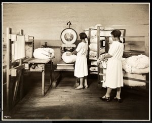 1928年、ニューヨーク、イーストハーレム、111 East 128th Streetにあるキャロリンランドリーで洗濯物を計量している2人のアフリカ系アメリカ人女性（銀ゼラチンプリント）