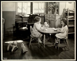 ニューヨーク盲人協会、111イースト59番街、ニューヨーク、1933年に人形と小さなテーブルで食事をする2人の視覚障害の少女（銀ゼラチンプリント）