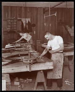 ハリントンピアノ社の工場で働く2人の男性、1907年（銀ゼラチンプリント）