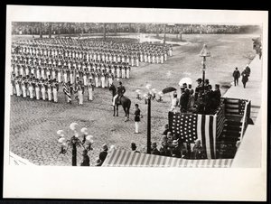 1899年にニューヨークのサボイホテルで行われたコロンバスセレブレーションパレードで行われた第7連隊の行進を振り返るスペインのエウラリア王女の様子（シルバーゼラチンプリント） 作： Byron Company