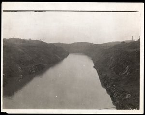 1912年または1913年の建設中のパナマ運河の掘りたての部分の眺め（銀ゼラチンプリント） 作： Byron Company