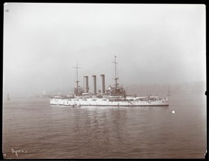 おそらく1905年にバッテンベルクのルイ王子が訪れたときのウエストポイント近くのハドソン川の軍事船の眺め（銀ゼラチンプリント） 作： Byron Company