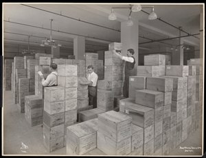 パーク、デービスウント社、化学者、ハドソンウントヴェストリーストリート、ニューヨーク、1910年の配送室にいる男性のビュー（シルバーゼラチンプリント） 作： Byron Company