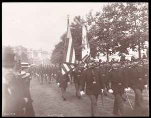 1897年にロンドンのパレードで行進しているボストンの古代砲兵隊の眺め（銀ゼラチンプリント）