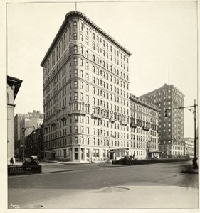 1921年にニューヨークのブロードウェイと70番街にあるホテル大使館の様子（シルバーゼラチンプリント） 作： Byron Company
