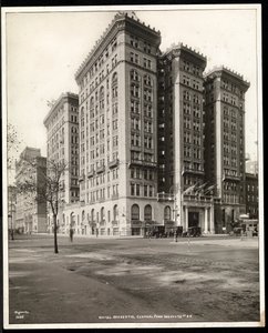 1920年、ニューヨークのセントラルパークウェストの向かい側から72番街にあるホテルマジェスティックのビュー（シルバーゼラチンプリント）