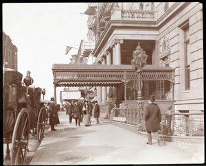 ホテルマンハッタン、ニューヨークの42ndストリートとマディソンアベニューの眺め、1900年または1901年（銀ゼラチンプリント） 作： Byron Company
