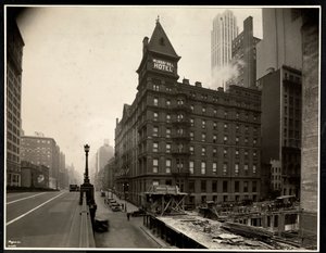 1931年のパークアベニュー高架橋からのマレーヒルホテル、パークアベニューおよびニューヨーク40番街の眺め（シルバーゼラチンプリント） 作： Byron Company
