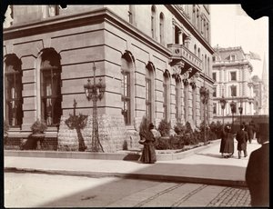 1895年、ニューヨークの33番街と34番街にある5番街に沿ったウォルドーフアストリアホテルとJJアスターレジデンスの眺め（銀ゼラチンプリント）