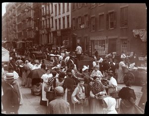 1899年ニューヨークのヘスターストリートの観衆と行商人の様子（シルバーゼラチンプリント） 作： Byron Company