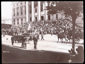 1897年のブルックリン警察パレード（シルバーゼラチンプリント）中のブルックリン自治区ホールの階段に群衆のビュー