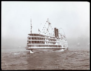 蒸気船CWモースの眺め、おそらくウエストポイント近くのハドソン川にあり、1905年にバッテンベルクのルイ王子が訪れた（銀ゼラチンプリント） 作： Byron Company