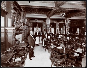 ホテルデルモニコのカフェでウェイター、1902年（銀ゼラチンプリント） 作： Byron Company