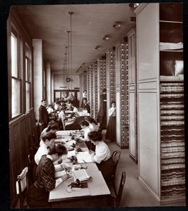 1907年にニューヨークの23rd StreetとMadison AvenueにあるMetropolitan Life Insurance Co.のファイリングルームで働いている女性（男性は銀のゼラチンプリント）