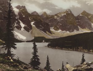 モレーン湖と十峰の谷（カラー写真） 作： Byron Hill Harmon