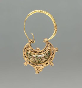 三日月型のイヤリング 作： Byzantine