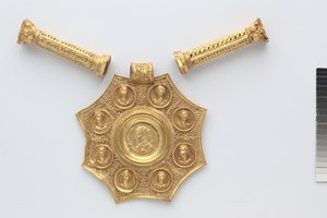八角形のペンダントとコリント式円柱の形をした2つのスペーサー、324-326年（金 作： Byzantine