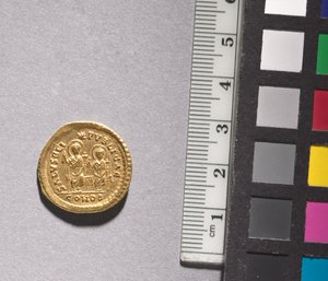 テオドシウス2世とヴァレンティニアヌス3世のソリドゥス（裏面）、408～425年（金）（裏面はCVL499736参照 作： Byzantine