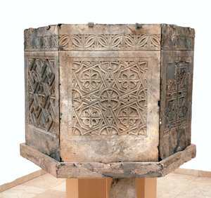 聖テオドロスのビザンチン教会のアンボ、ベイトシラ、エルサレム、紀元6世紀（歴青石） 作： Byzantine Byzantine