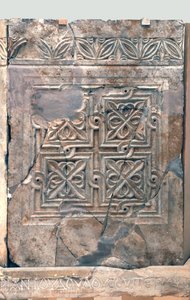 聖テオドロスのビザンチン教会のアンボ、ベイトシラ、エルサレム、紀元6世紀（歴青石） 作： Byzantine Byzantine
