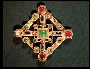 ギリシャの十字架の形のブローチ（金と貴石） 作： Byzantine School