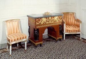プルミエ・エンパイアの家具：ジョゼフィーヌ・ド・ボーアルネ（1763-1814）の執務室は、シャルル・ペルシエとピエール・フォンテーヌの図面をもとに、ジェイコブ兄弟（19世紀）が製作しました。1800年 ヴェルサイユ宮殿、大トリアノン