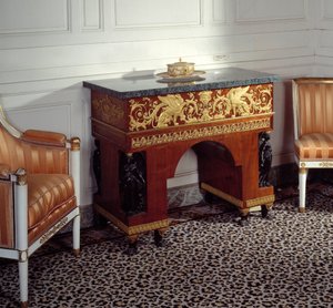 プルミエ・エンパイアの家具：ジョゼフィーヌ・ド・ボーアルネ（1763-1814）の執務室は、シャルル・ペルシエとピエール・フォンテーヌの図面をもとに、ジェイコブ兄弟（19世紀）が製作しました。1800年 ヴェルサイユ宮殿、大トリアノン 作： C. and Fontaine P. Percier