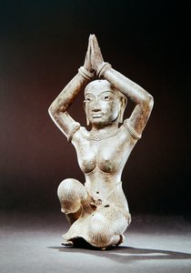 ひざまずく女性、11世紀後半（銀の象眼細工と金の痕跡のあるブロンズ）