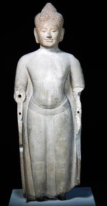 カンボジアのプリヤカーンからのポストバイヨンスタイルの仏陀、13世紀後半から14世紀（砂岩）