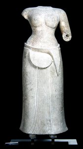 カンボジア、ロルス、バコン神殿の女性の神性、4〜9世紀（砂岩）