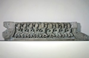 アンコールトム（砂岩）のバイヨンからの、12世紀後半から13世紀初頭の9つの踊るアスパラを示すペディメント