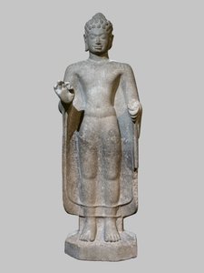 議論のジェスチャーをしている仏 作： Cambodian School