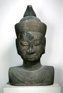 装飾された仏像の胸像。 15-16ベンチュリー（砂岩） 作： Cambodian School