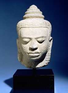 仏頭、クメール、カンボジア、12〜13世紀（砂岩）