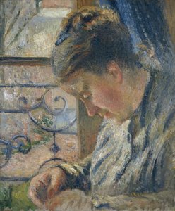 窓際で縫うMme Pissarro, c1877 作： Camille Pissarro